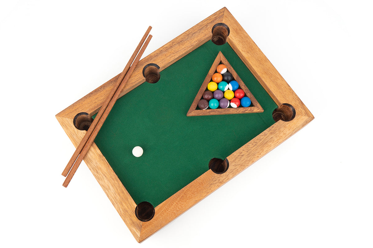 GAMES PLANET Mini billard Nano avec accessoires (2 queues, boules,  triangle, craie), 3 décors, dimensions : 51